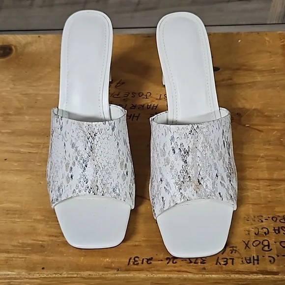 Snake skin print 4" heel size 9 slip on shoe - Picture 4 of 5